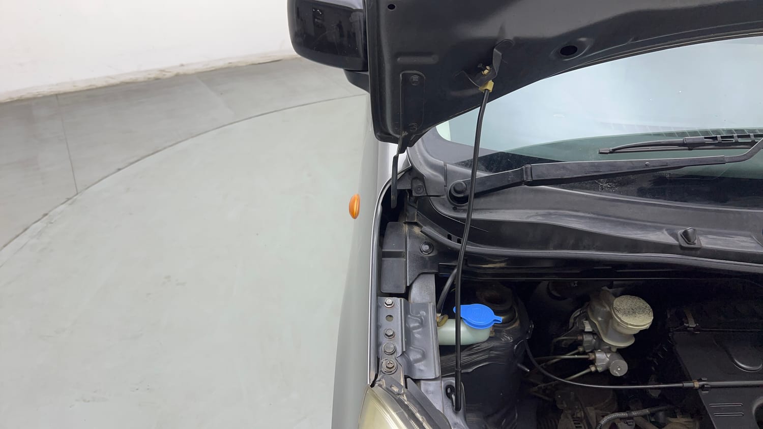 Used 2013 Maruti Suzuki Wagon R VXI Petrol Manual engine ENGINE RIGHT SIDE HINGE & APRON VIEW