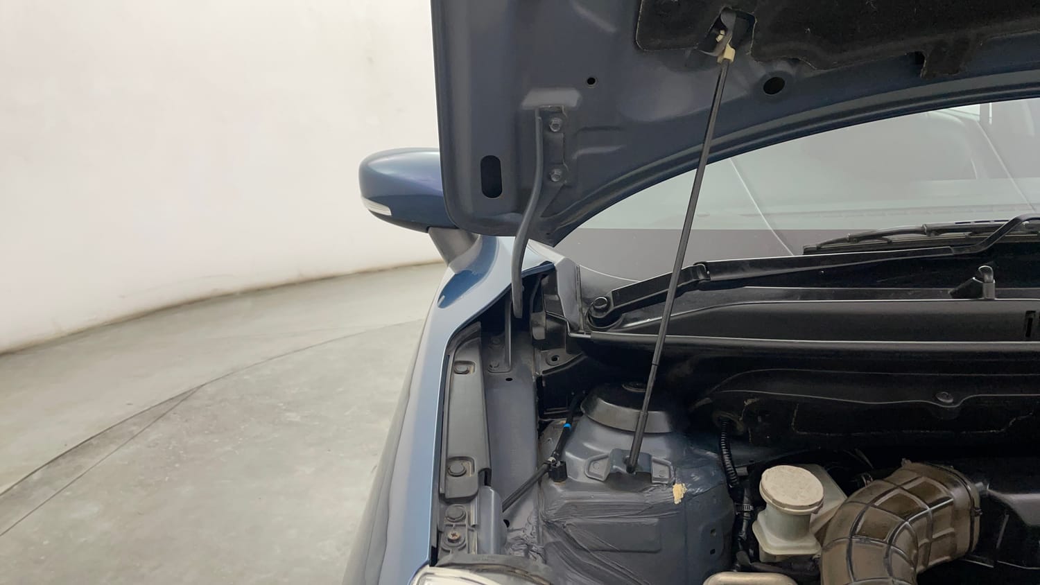Used 2017 Maruti Suzuki Baleno Delta 1.2 Petrol Manual engine ENGINE RIGHT SIDE HINGE & APRON VIEW