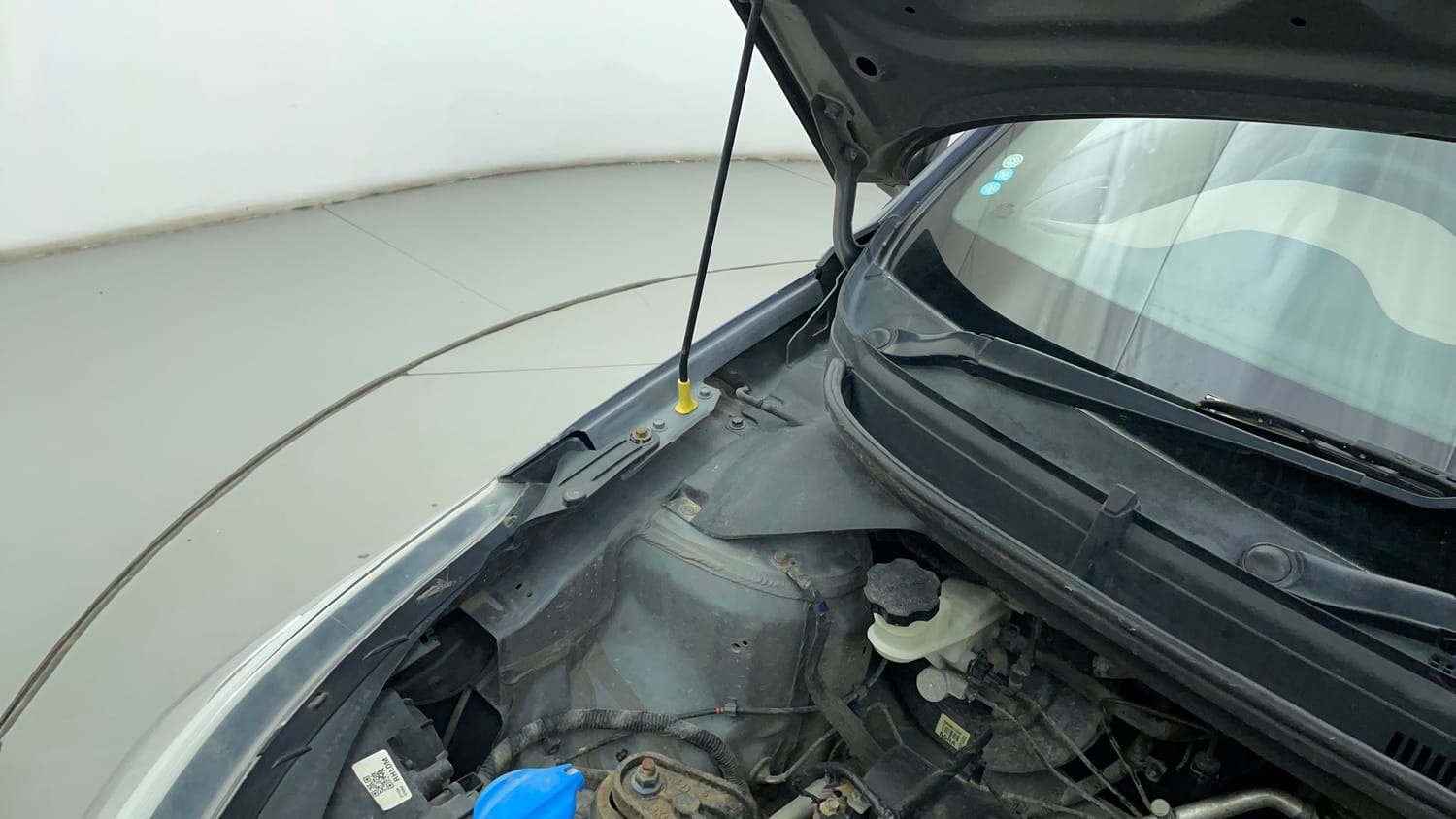 Used 2018 Hyundai Elite i20 Sportz 1.2 Petrol Manual engine ENGINE RIGHT SIDE HINGE & APRON VIEW