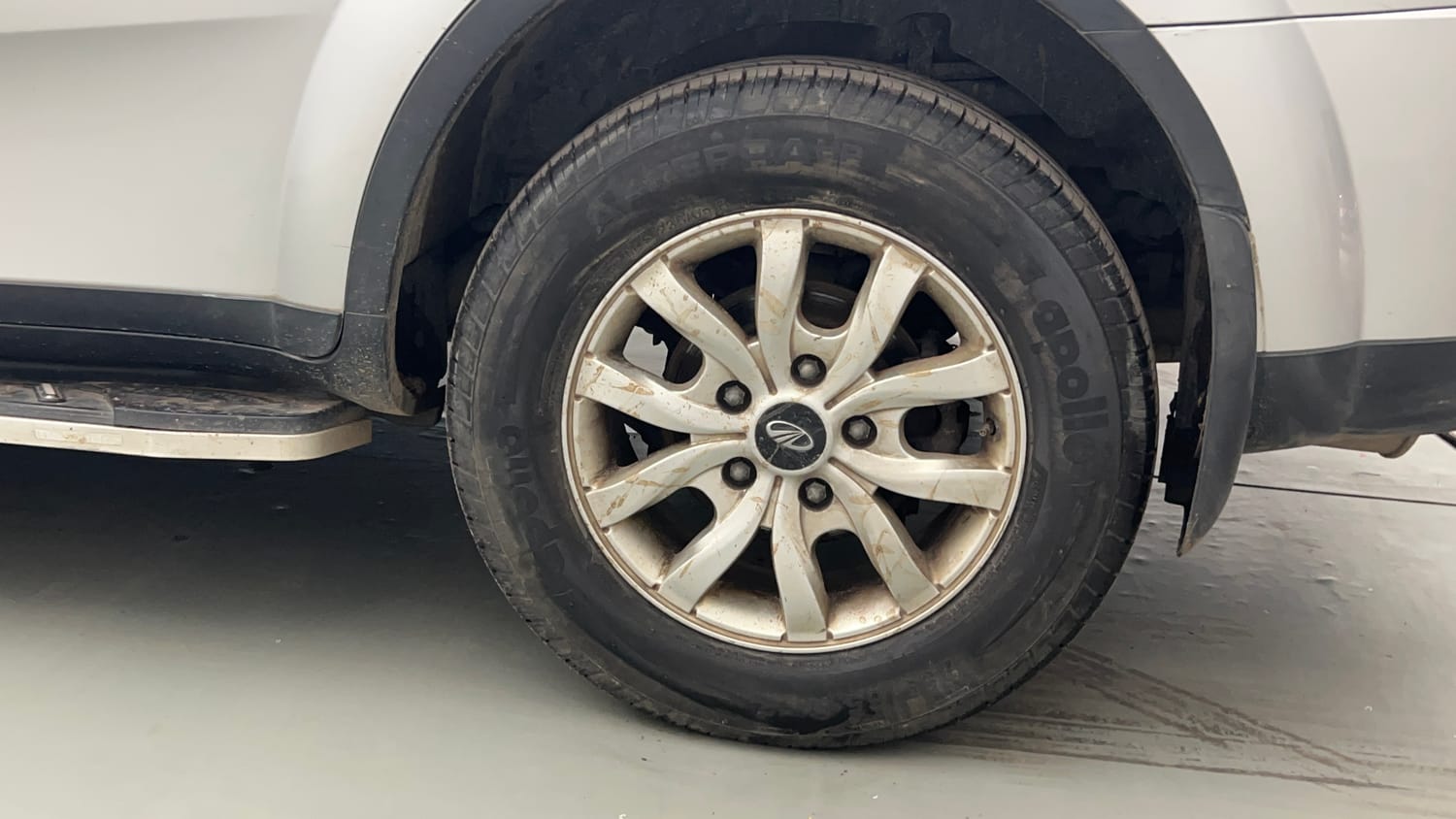 Used 2017 Mahindra XUV500 W10 AT Black Interiors Diesel Automatic tyres LEFT REAR TYRE RIM VIEW