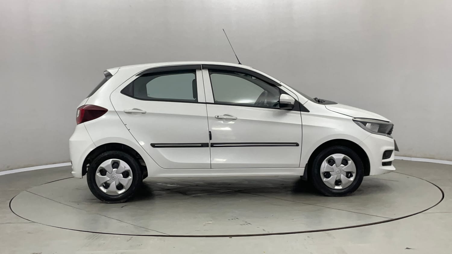 Used 2022 Tata Tiago XT Petrol Manual exterior RIGHT SIDE VIEW