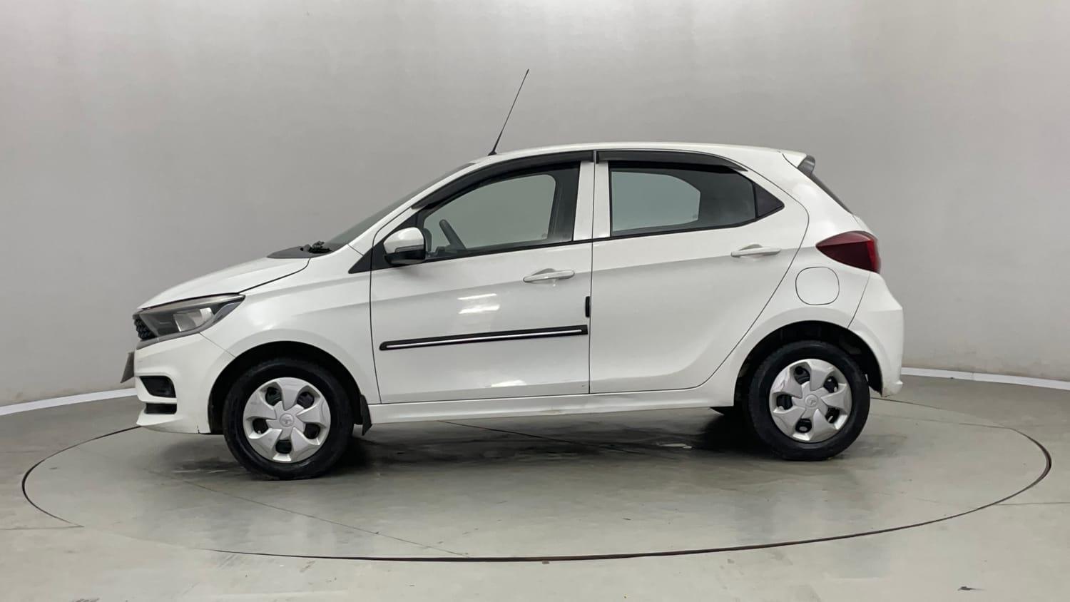 Used 2022 Tata Tiago XT Petrol Manual exterior LEFT SIDE VIEW