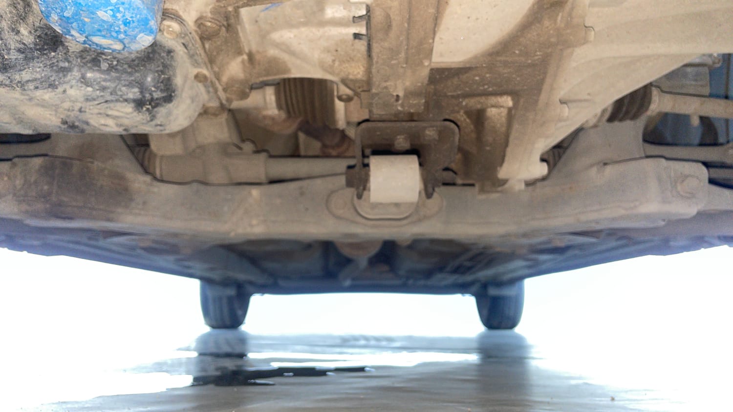 Used 2023 Hyundai Aura SX 1.2 CNG Cng Manual extra FRONT LEFT UNDERBODY VIEW