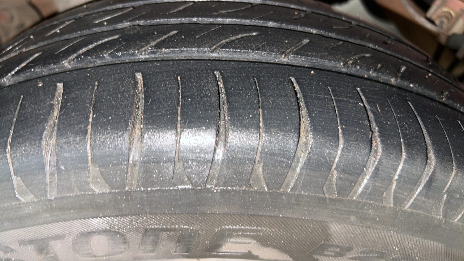 Used 2016 Mahindra KUV100 K6+ 6 STR Petrol Manual tyres RIGHT REAR TYRE TREAD VIEW