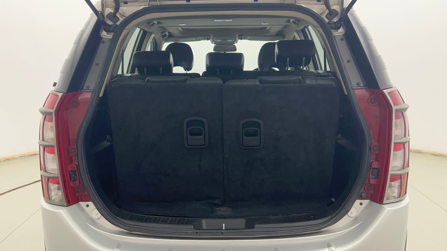 Used 2017 Mahindra XUV500 W10 AT Black Interiors Diesel Automatic interior DICKY INSIDE VIEW