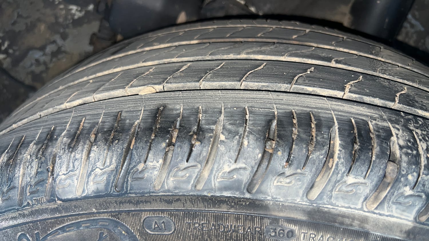 Used 2024 Hyundai Venue S (O) 1.0 Turbo DCT Petrol Automatic tyres LEFT REAR TYRE TREAD VIEW