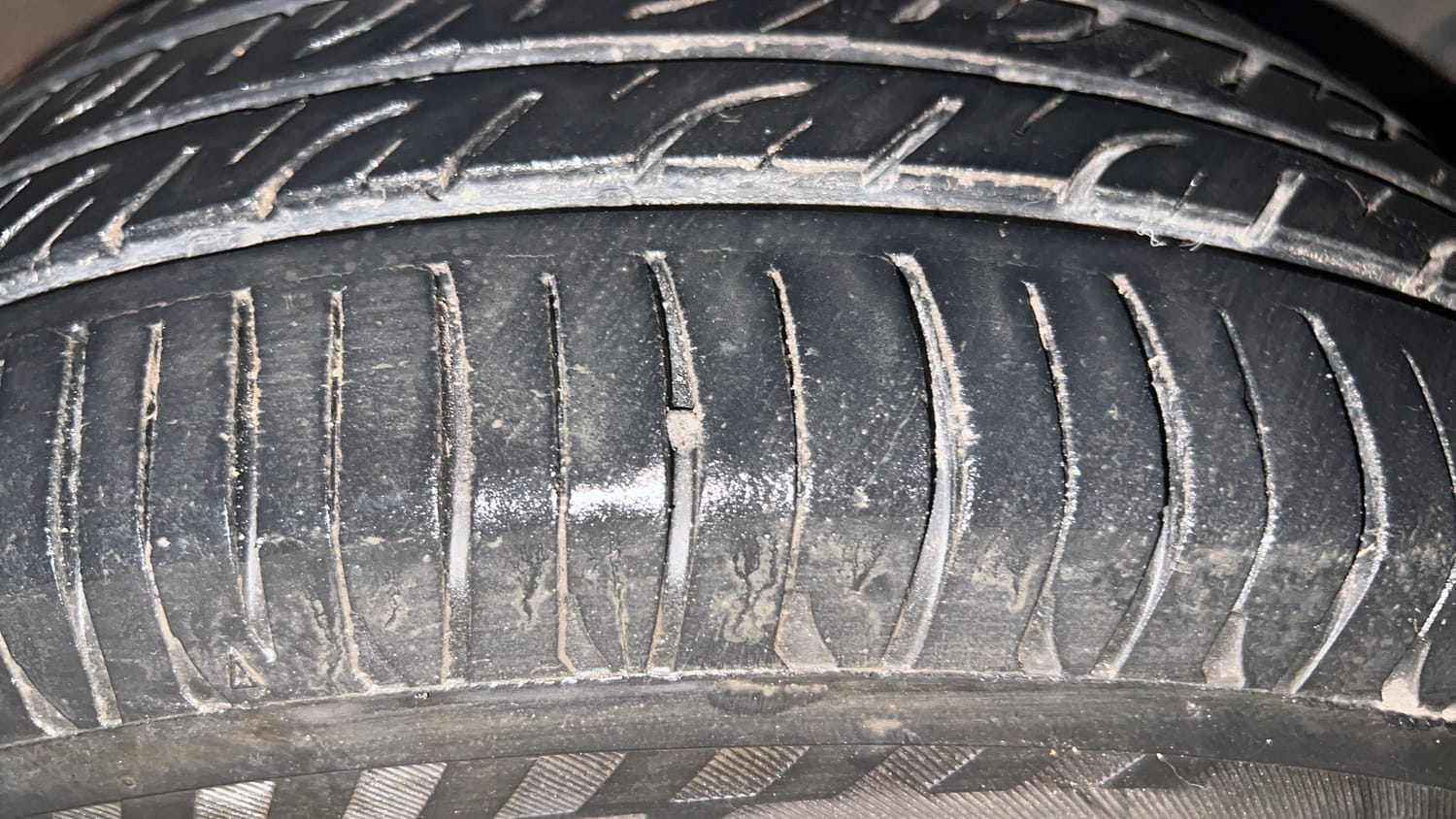 Used 2016 Mahindra KUV100 K6+ 6 STR Petrol Manual tyres RIGHT FRONT TYRE TREAD VIEW