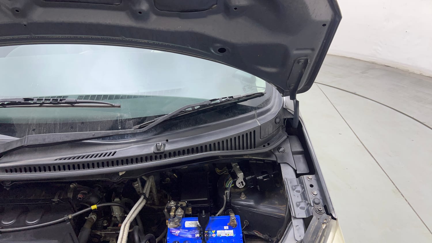 Used 2013 Maruti Suzuki Wagon R VXI Petrol Manual engine ENGINE LEFT SIDE HINGE & APRON VIEW
