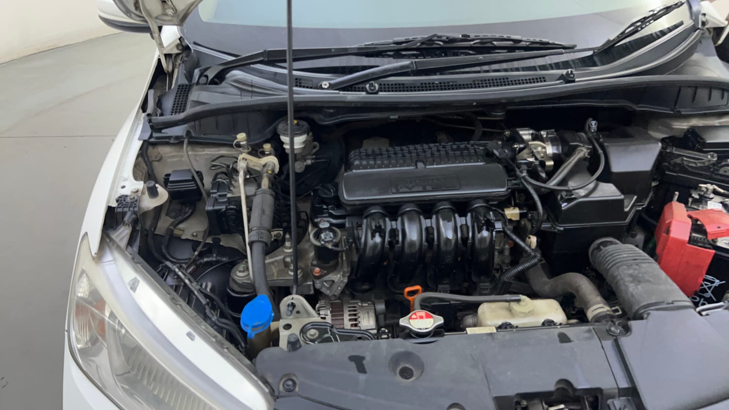 Used 2015 Honda City SV CVT Petrol Automatic engine ENGINE RIGHT SIDE HINGE & APRON VIEW