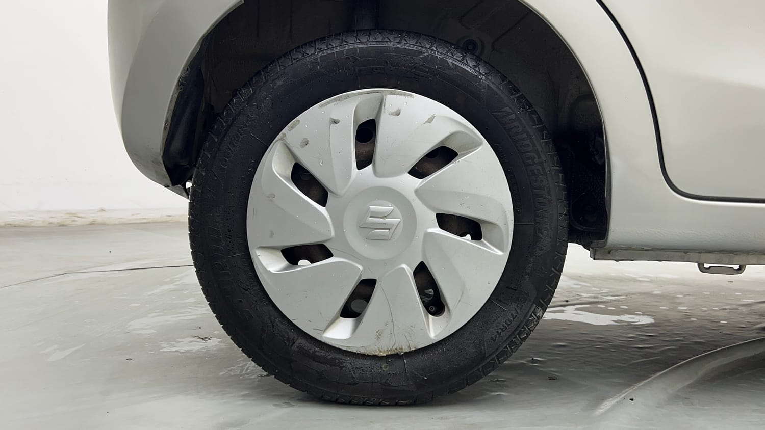 Used 2014 Maruti Suzuki Celerio VXi AMT Petrol Automatic tyres RIGHT REAR TYRE RIM VIEW