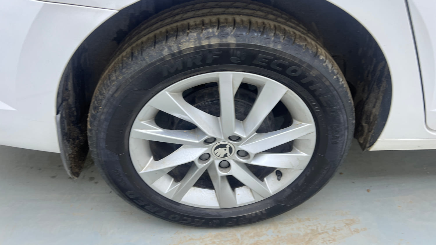 Used 2023 Skoda Slavia Ambition 1.0L TSI AT Petrol Automatic tyres RIGHT REAR TYRE RIM VIEW