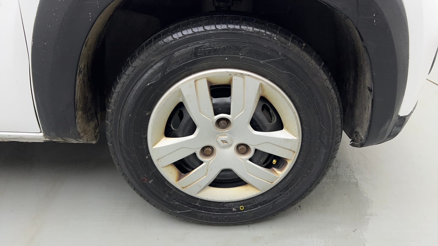 Used 2016 Renault Kwid RXT Petrol Manual tyres RIGHT FRONT TYRE RIM VIEW