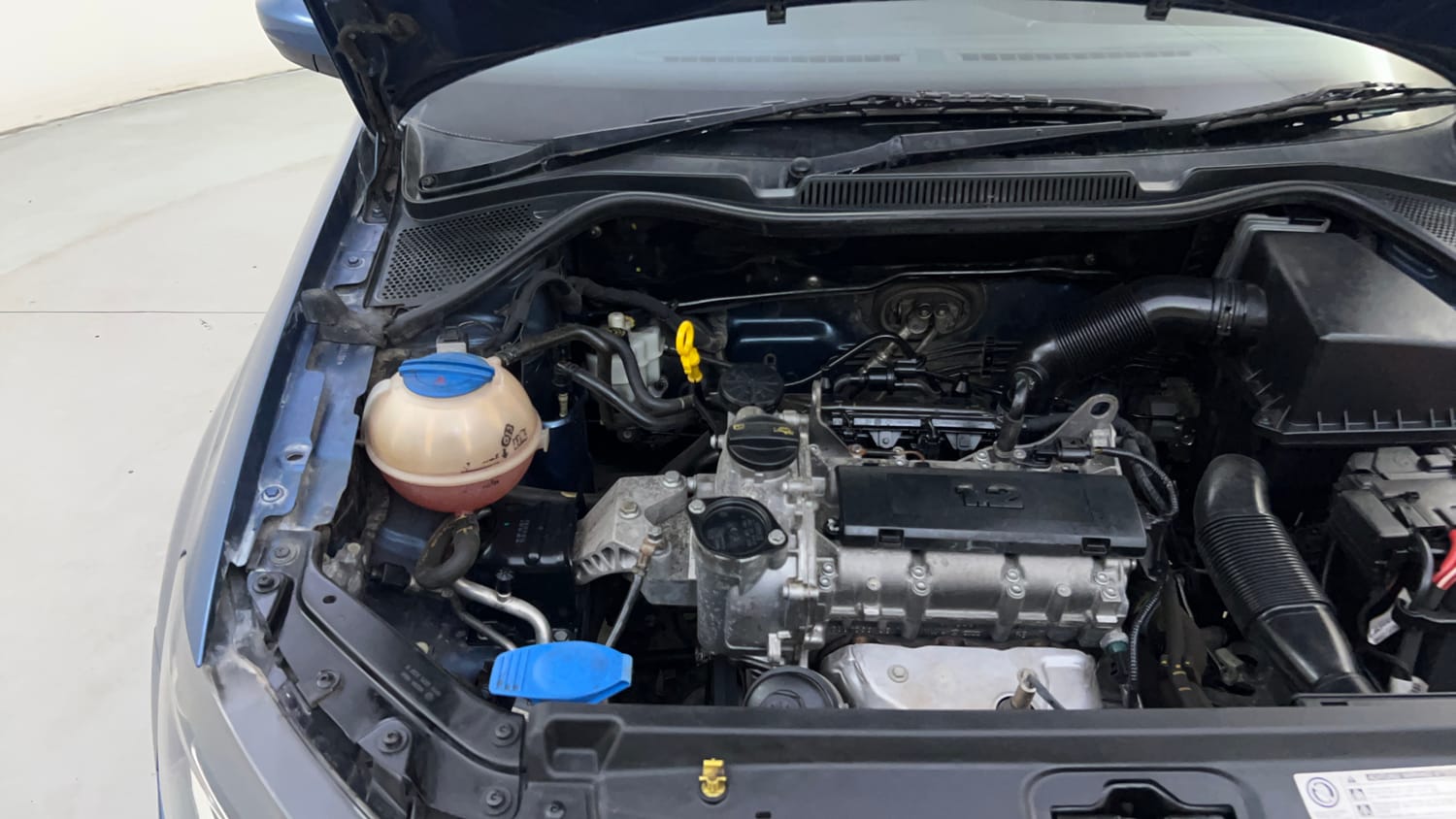 Used 2017 Volkswagen Polo Highline1.2L (P) Petrol Manual engine ENGINE RIGHT SIDE HINGE & APRON VIEW