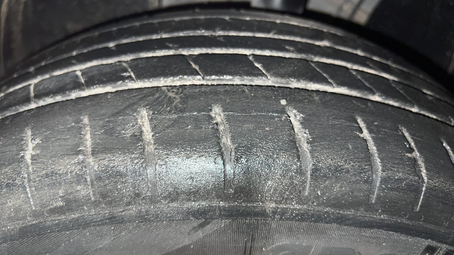 Used 2023 Skoda Kushaq Style 1.5L TSI MT Petrol Manual tyres LEFT FRONT TYRE TREAD VIEW