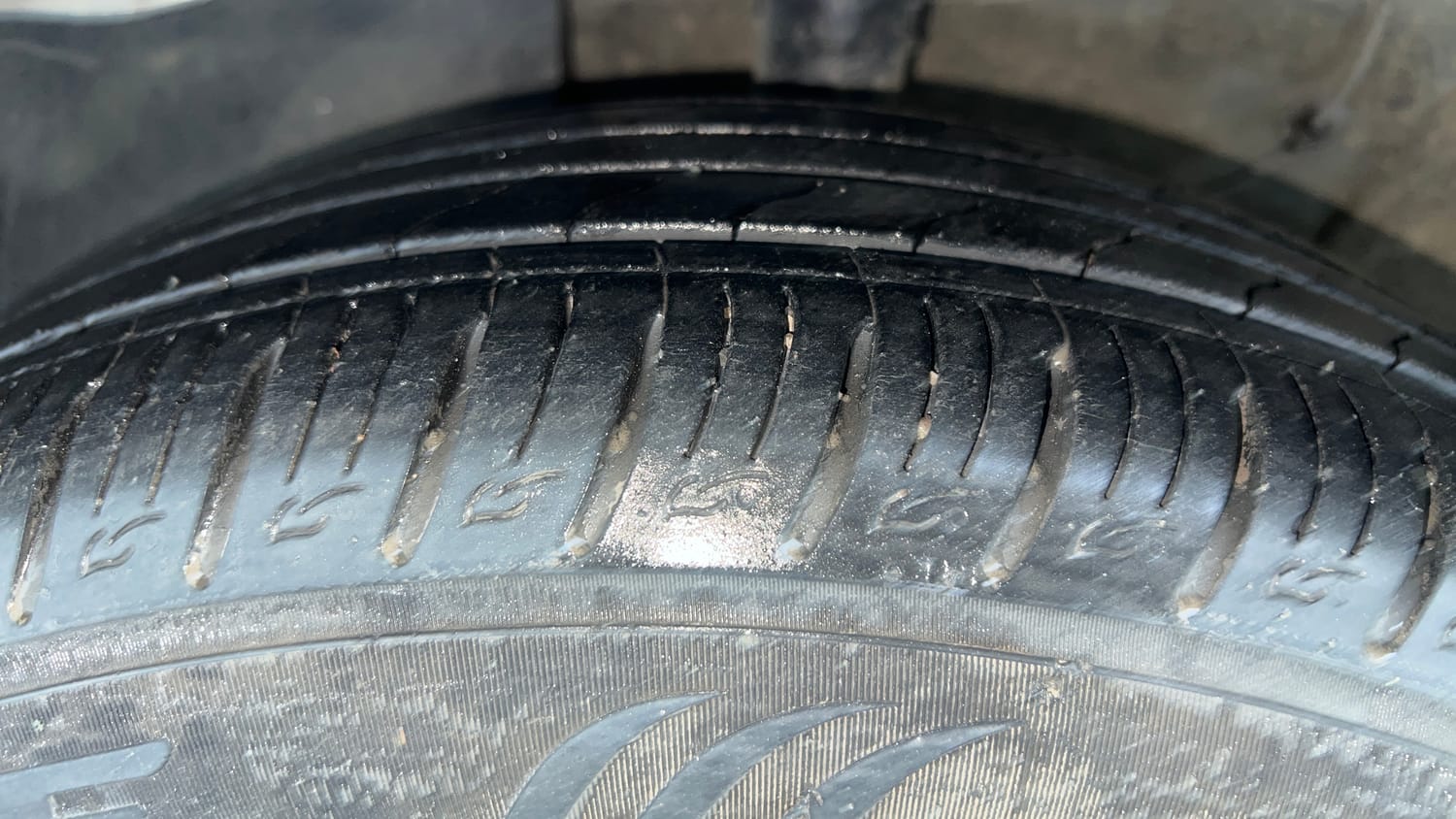Used 2024 Kia Sonet HTK (O) 1.2 Petrol MT Petrol Manual tyres LEFT FRONT TYRE TREAD VIEW