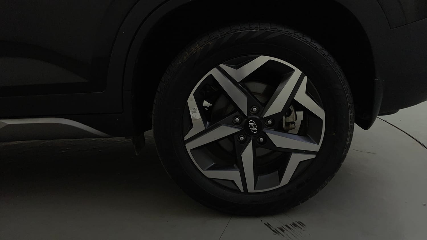 Used 2023 Hyundai Alcazar Prestige 7 STR 1.5 Diesel Diesel Manual tyres LEFT REAR TYRE RIM VIEW
