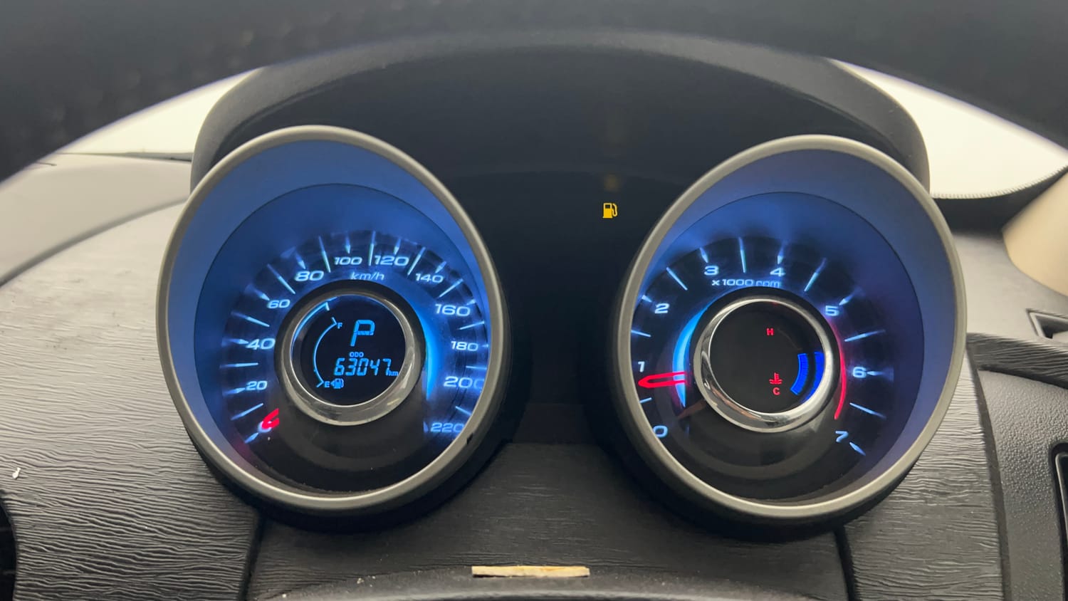 Used 2017 Mahindra XUV500 W10 AT Black Interiors Diesel Automatic interior CLUSTERMETER VIEW