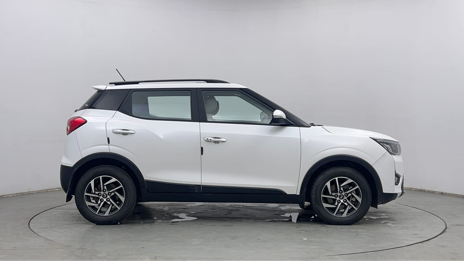 Used 2024 Mahindra XUV 300 W8 (O) 1.5 Diesel Diesel Manual exterior RIGHT SIDE VIEW