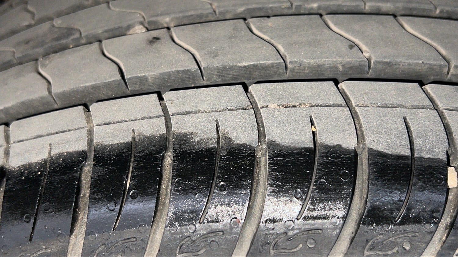 Used 2019 Mahindra XUV 300 1.5 W8 (O) Diesel Manual tyres LEFT REAR TYRE TREAD VIEW