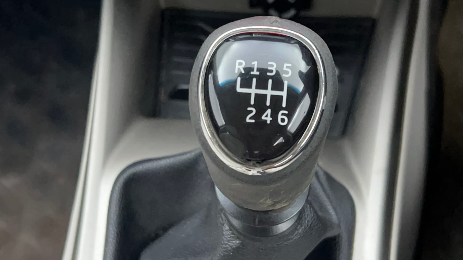 Used 2019 Mahindra XUV 300 1.5 W8 (O) Diesel Manual interior GEAR  KNOB VIEW