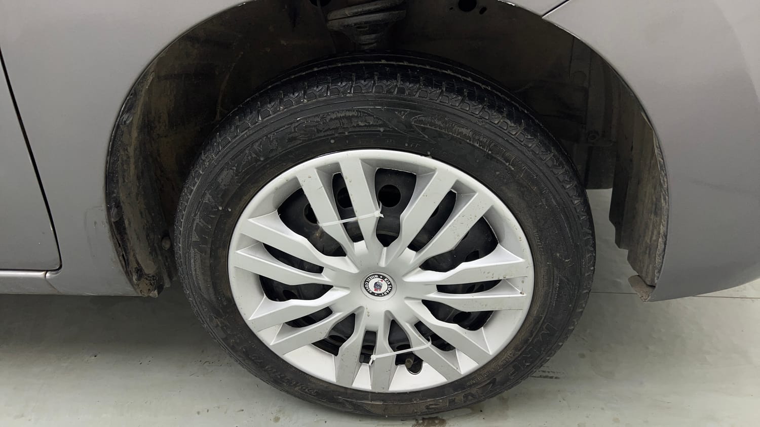 Used 2013 Maruti Suzuki Wagon R VXI Petrol Manual tyres RIGHT FRONT TYRE RIM VIEW