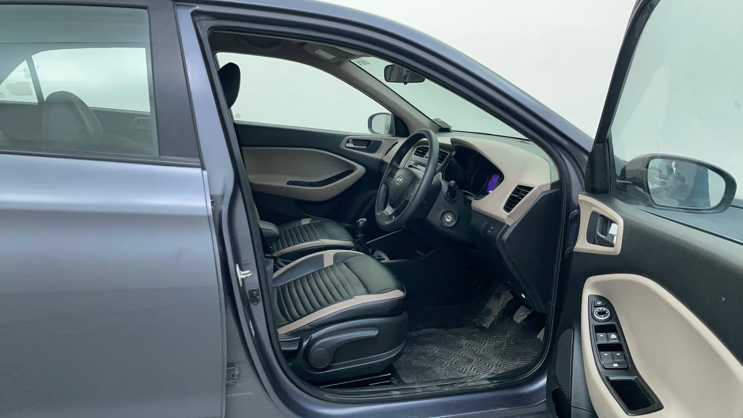 Used 2018 Hyundai Elite i20 Sportz 1.2 Petrol Manual interior RIGHT SIDE FRONT DOOR CABIN VIEW