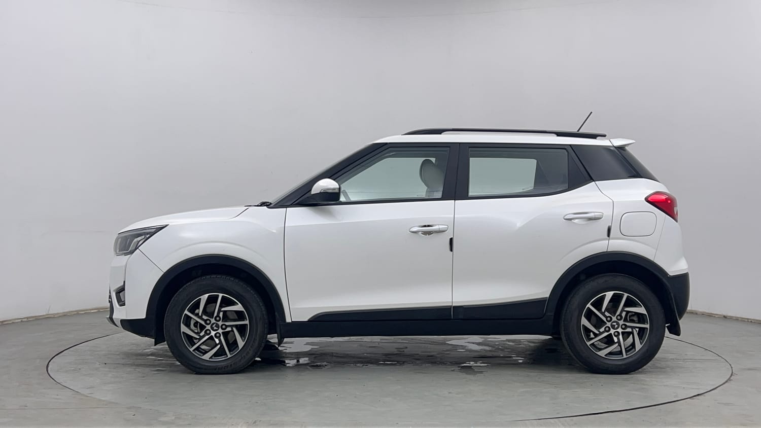 Used 2024 Mahindra XUV 300 W8 (O) 1.5 Diesel Diesel Manual exterior LEFT SIDE VIEW