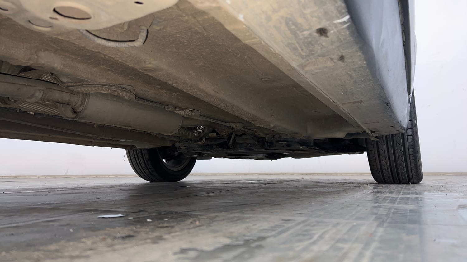 Used 2019 Mahindra XUV 300 1.5 W8 (O) Diesel Manual extra REAR RIGHT UNDERBODY VIEW