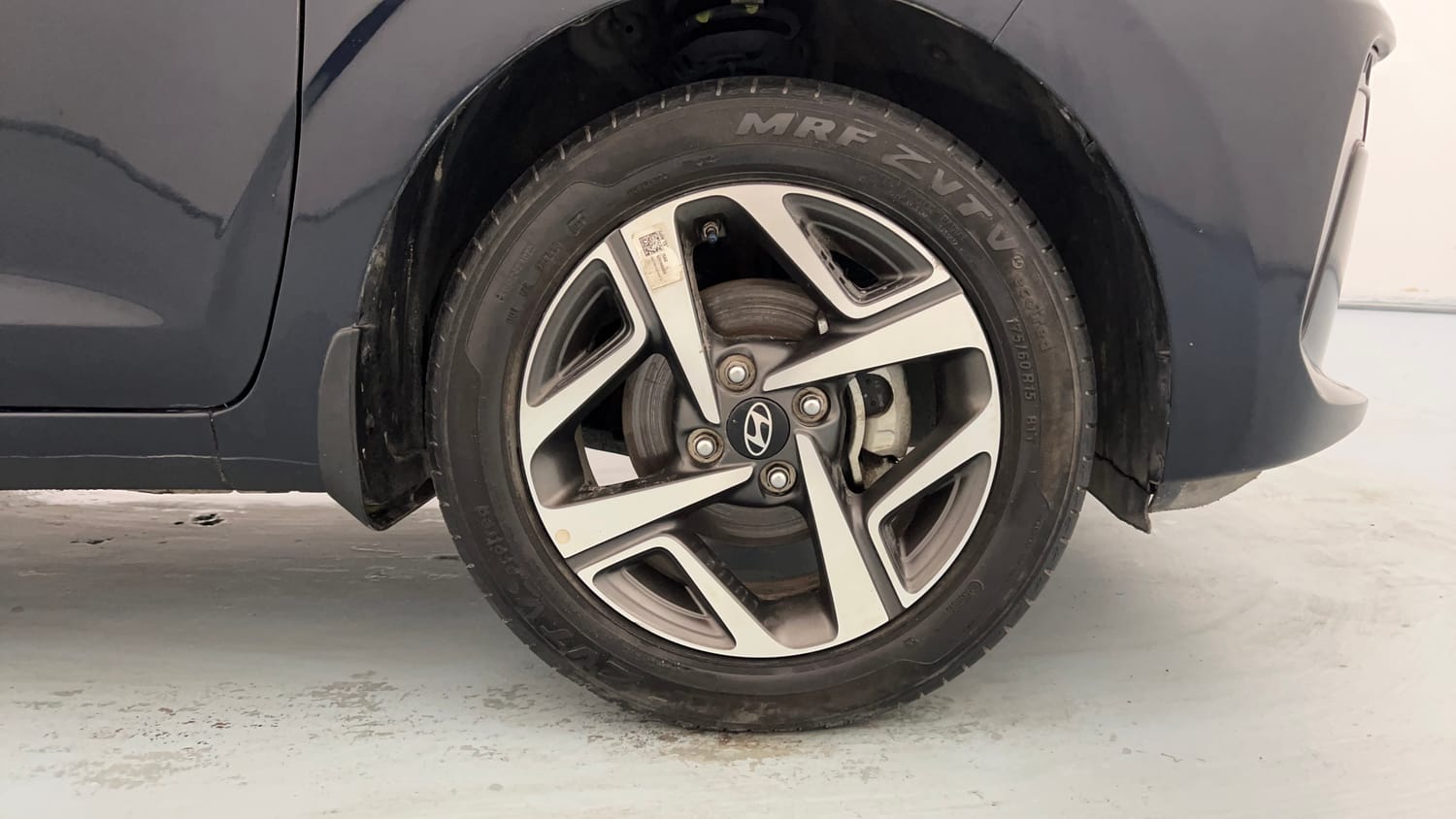 Used 2023 Hyundai Aura SX 1.2 (O) Petrol Petrol Manual tyres RIGHT FRONT TYRE RIM VIEW