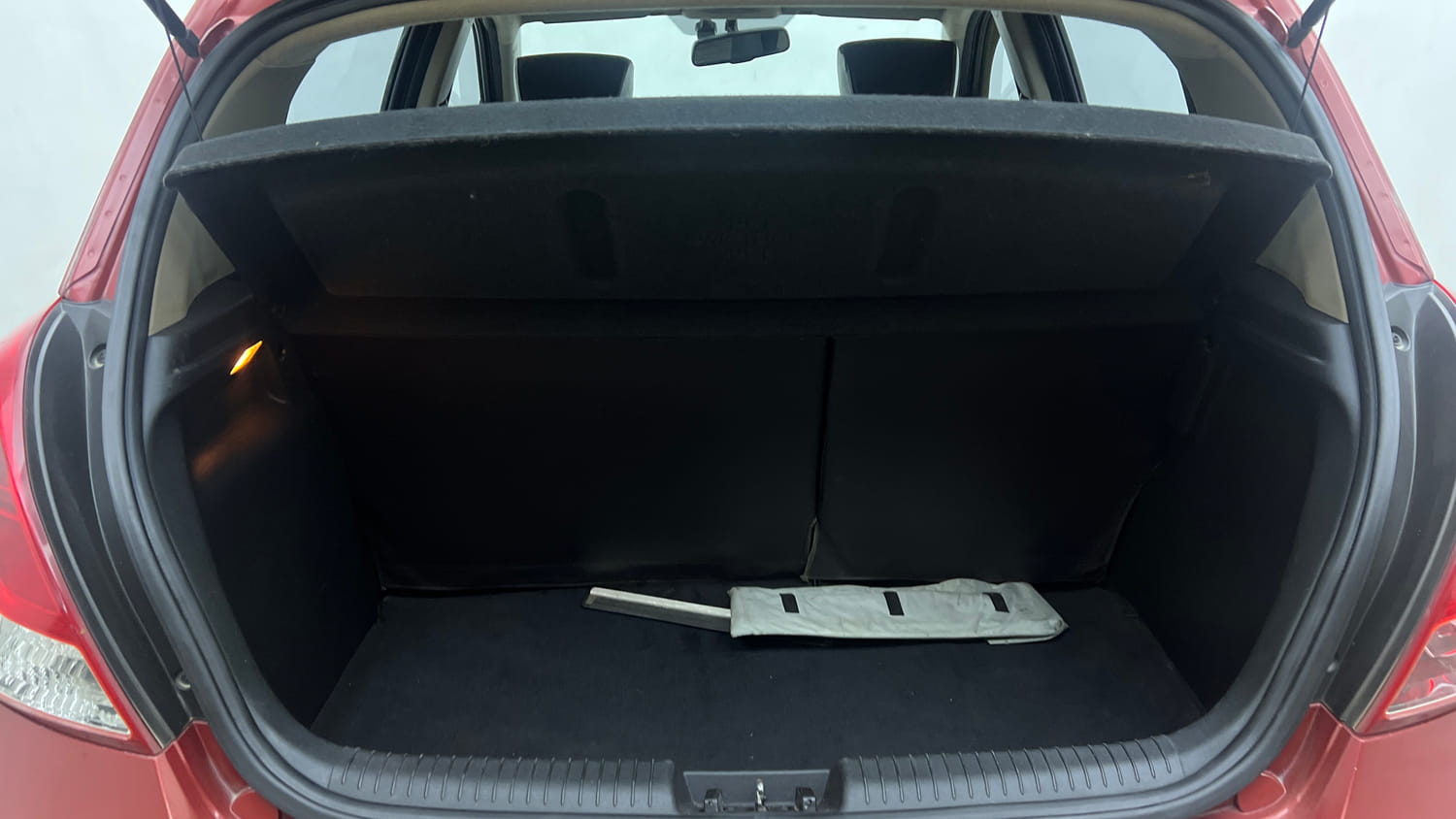 Used 2012 Hyundai i20 Sportz 1.2 Petrol Manual interior DICKY INSIDE VIEW