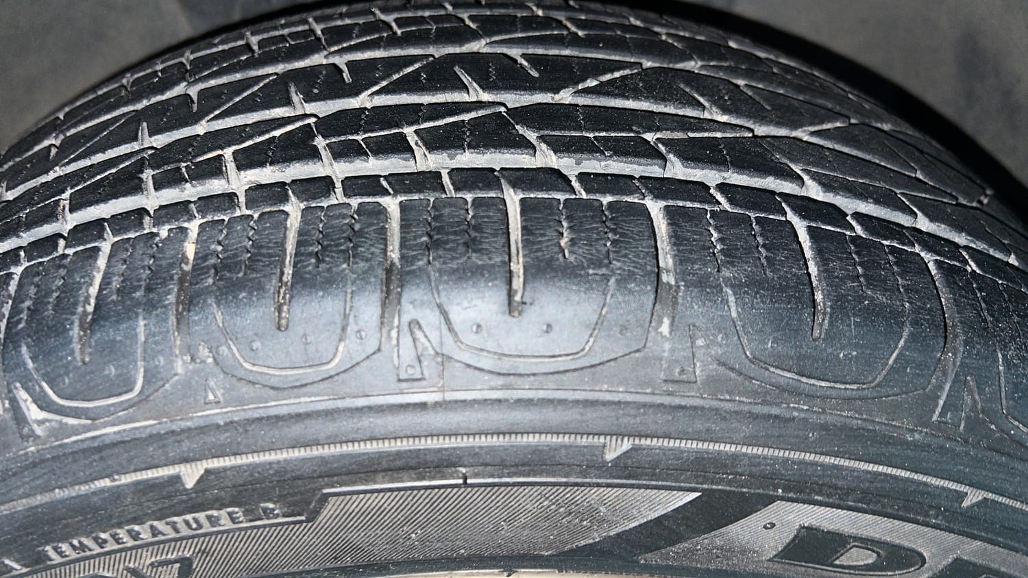 Used 2017 Jeep Compass Limited 1.4 Petrol AT Petrol Automatic tyres RIGHT FRONT TYRE TREAD VIEW