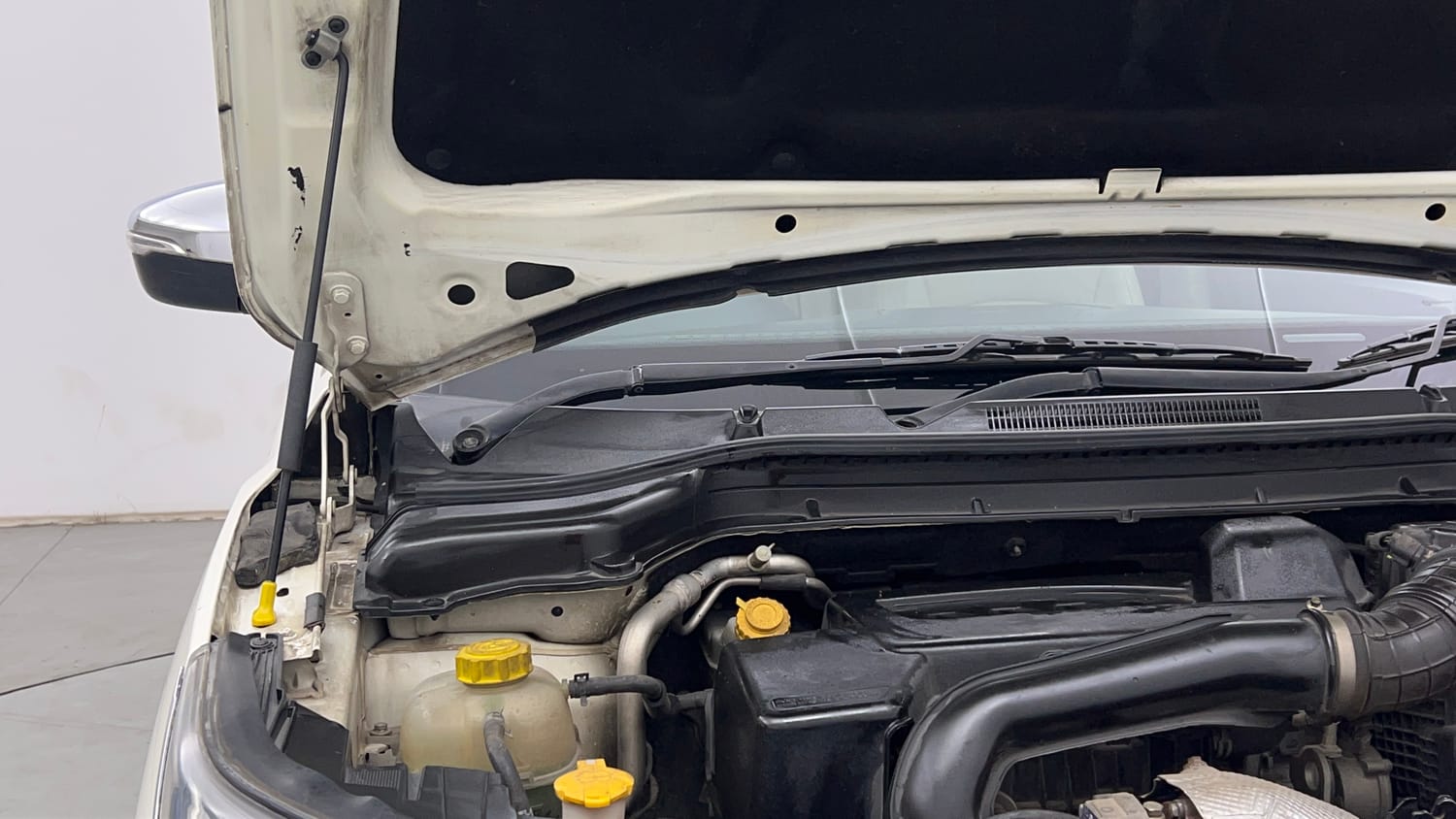 Used 2019 Mahindra XUV 300 1.5 W8 (O) Diesel Manual engine ENGINE RIGHT SIDE HINGE & APRON VIEW