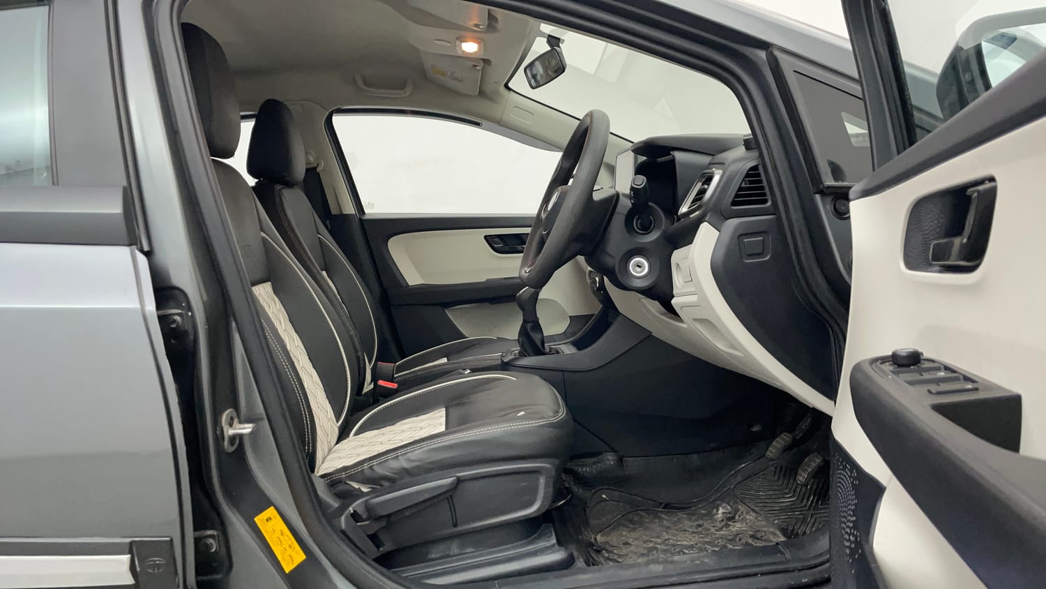 Used 2024 Tata Altroz XM Plus Petrol Petrol Manual interior RIGHT SIDE FRONT DOOR CABIN VIEW