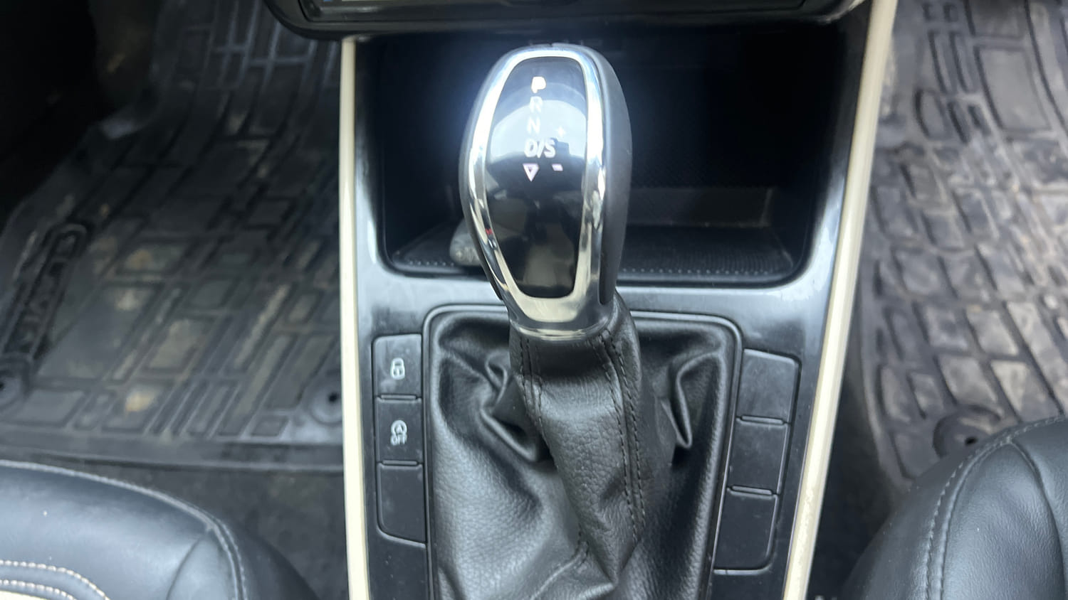 Used 2023 Skoda Slavia Ambition 1.0L TSI AT Petrol Automatic interior GEAR  KNOB VIEW