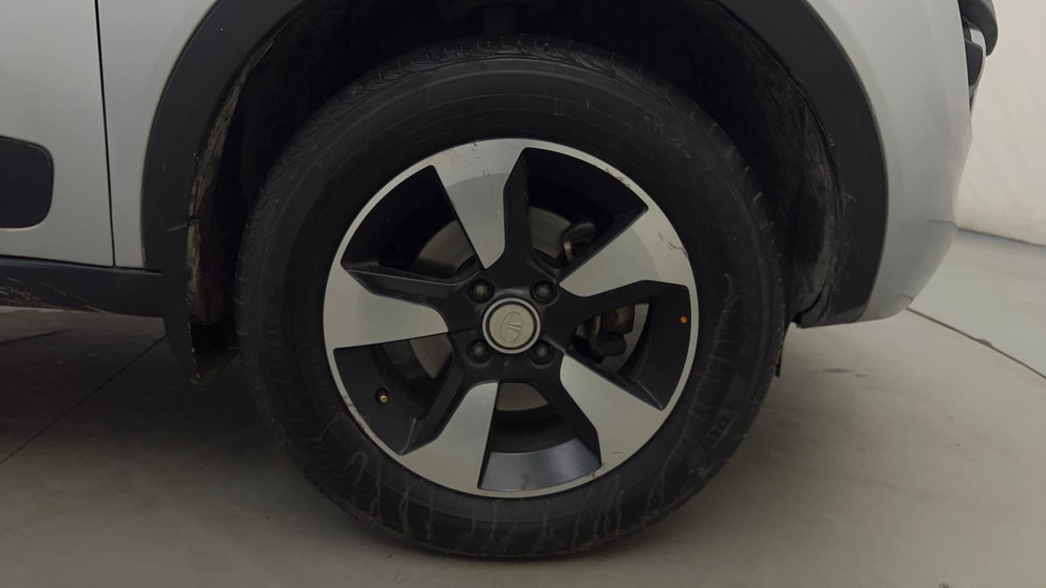 Used 2019 Tata Nexon XZA Plus Petrol Petrol Automatic tyres RIGHT FRONT TYRE RIM VIEW