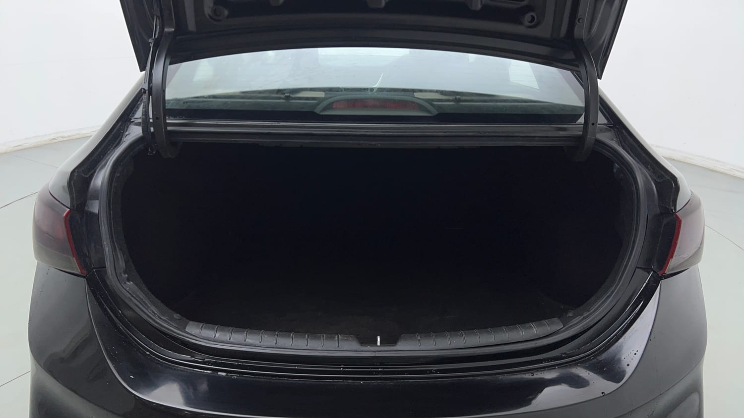 Used 2019 Hyundai Verna SX (O)1.6 VTVT Petrol Manual interior DICKY INSIDE VIEW