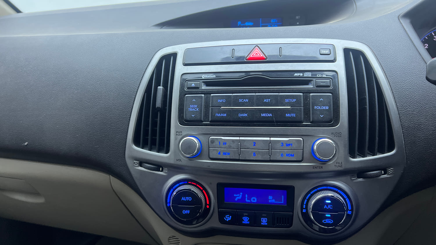 Used 2012 Hyundai i20 Sportz 1.2 Petrol Manual interior MUSIC SYSTEM & AC CONTROL VIEW