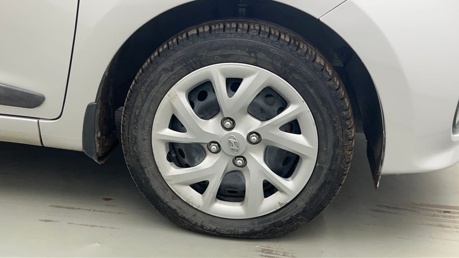 Used 2017 Hyundai Grand i10 Sportz 1.2 Kappa VTVT Petrol Manual tyres RIGHT FRONT TYRE RIM VIEW