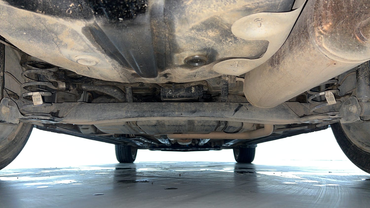 Used 2019 Hyundai Verna SX (O)1.6 VTVT Petrol Manual extra REAR UNDERBODY VIEW (TAKEN FROM REAR)