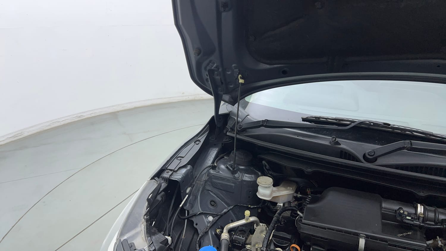 Used 2023 Maruti Suzuki Baleno Alpha MT Petrol Manual engine ENGINE RIGHT SIDE HINGE & APRON VIEW