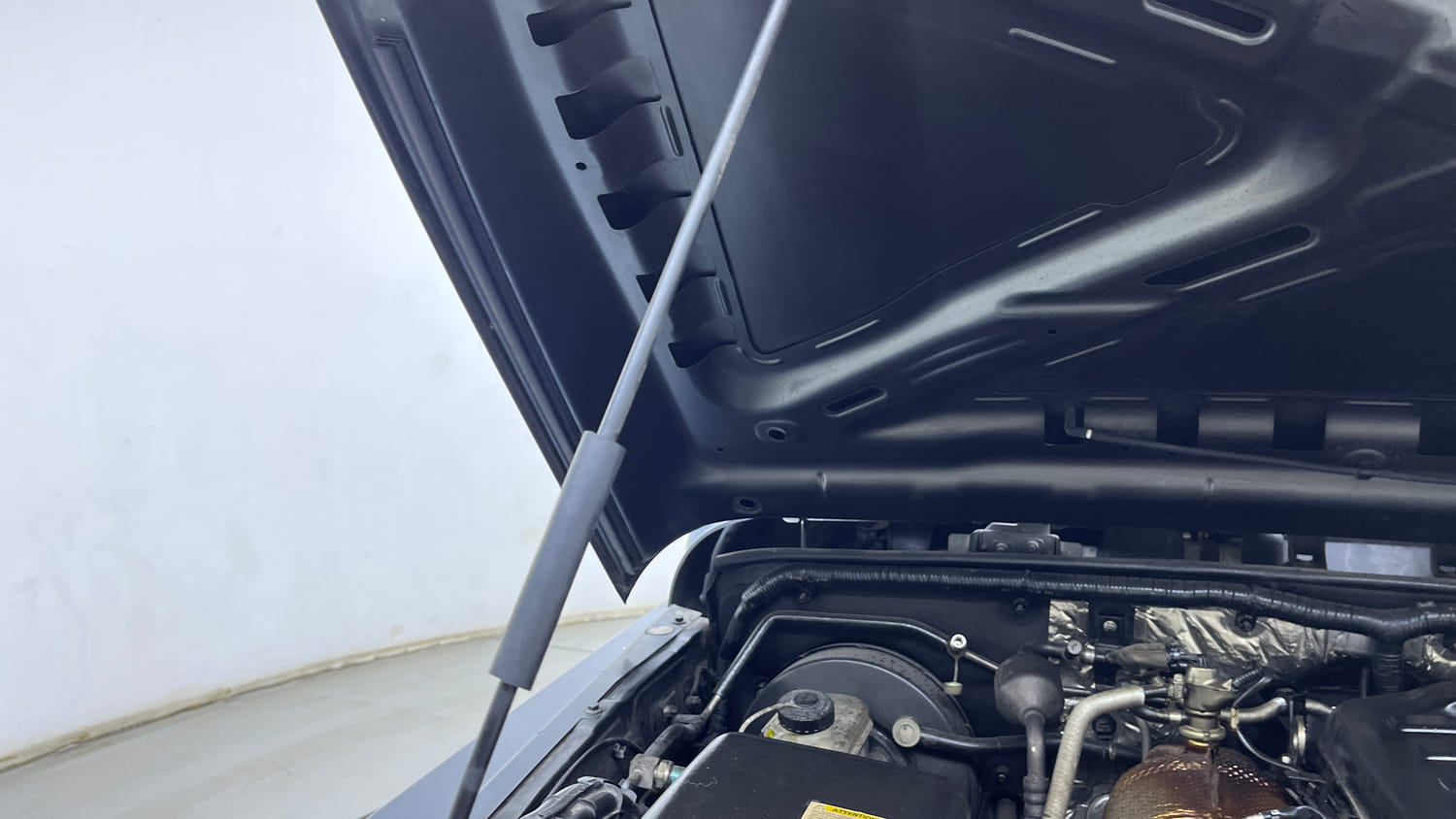 Used 2021 mahindra Thar LX Hard Top Diesel AT 4WD Diesel Automatic engine ENGINE RIGHT SIDE HINGE & APRON VIEW