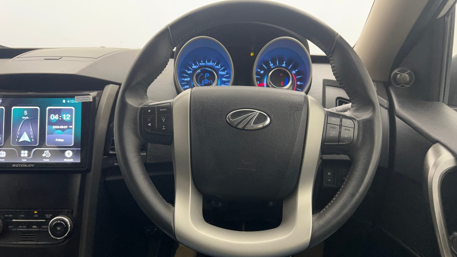 Used 2017 Mahindra XUV500 W10 AT Black Interiors Diesel Automatic interior STEERING VIEW
