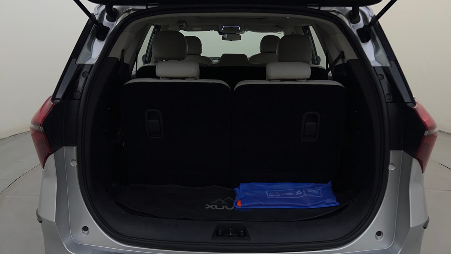 Used 2021 Mahindra XUV700 AX 7 Petrol AT 7 STR Petrol Automatic interior DICKY INSIDE VIEW