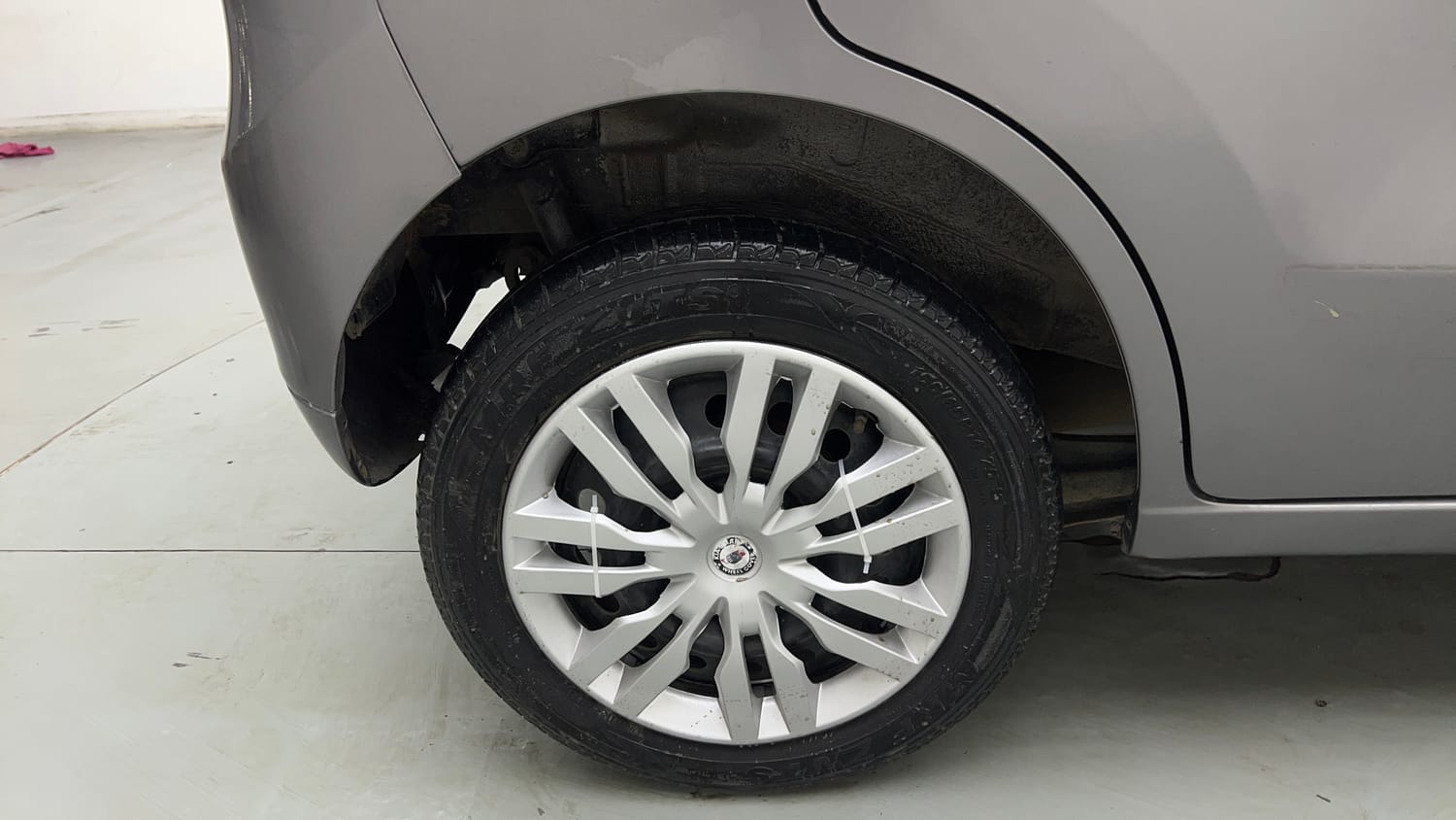Used 2013 Maruti Suzuki Wagon R VXI Petrol Manual tyres RIGHT REAR TYRE RIM VIEW