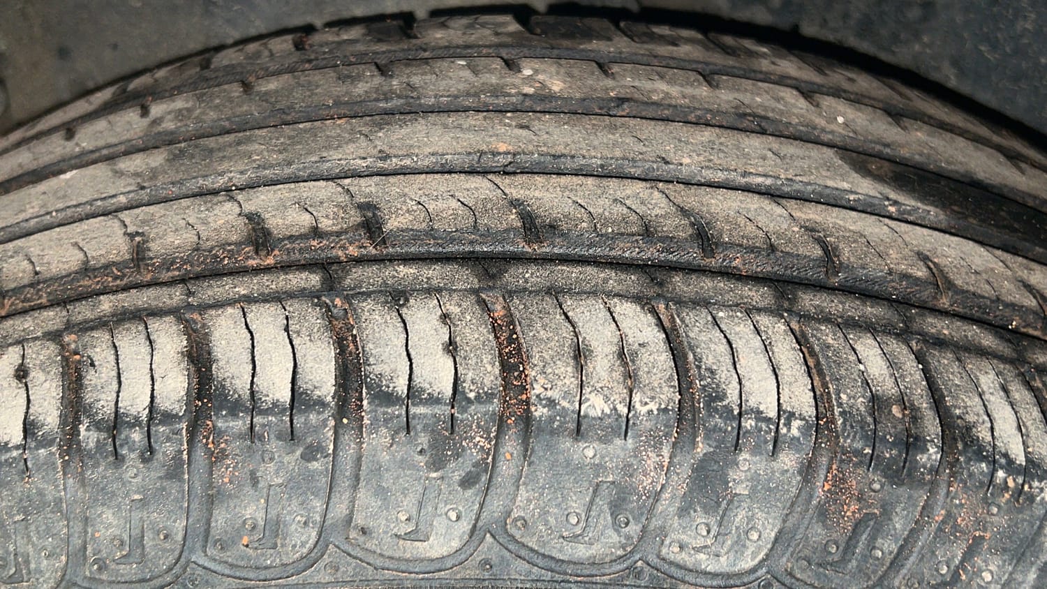 Used 2017 Mahindra XUV500 W10 AT Black Interiors Diesel Automatic tyres RIGHT REAR TYRE TREAD VIEW