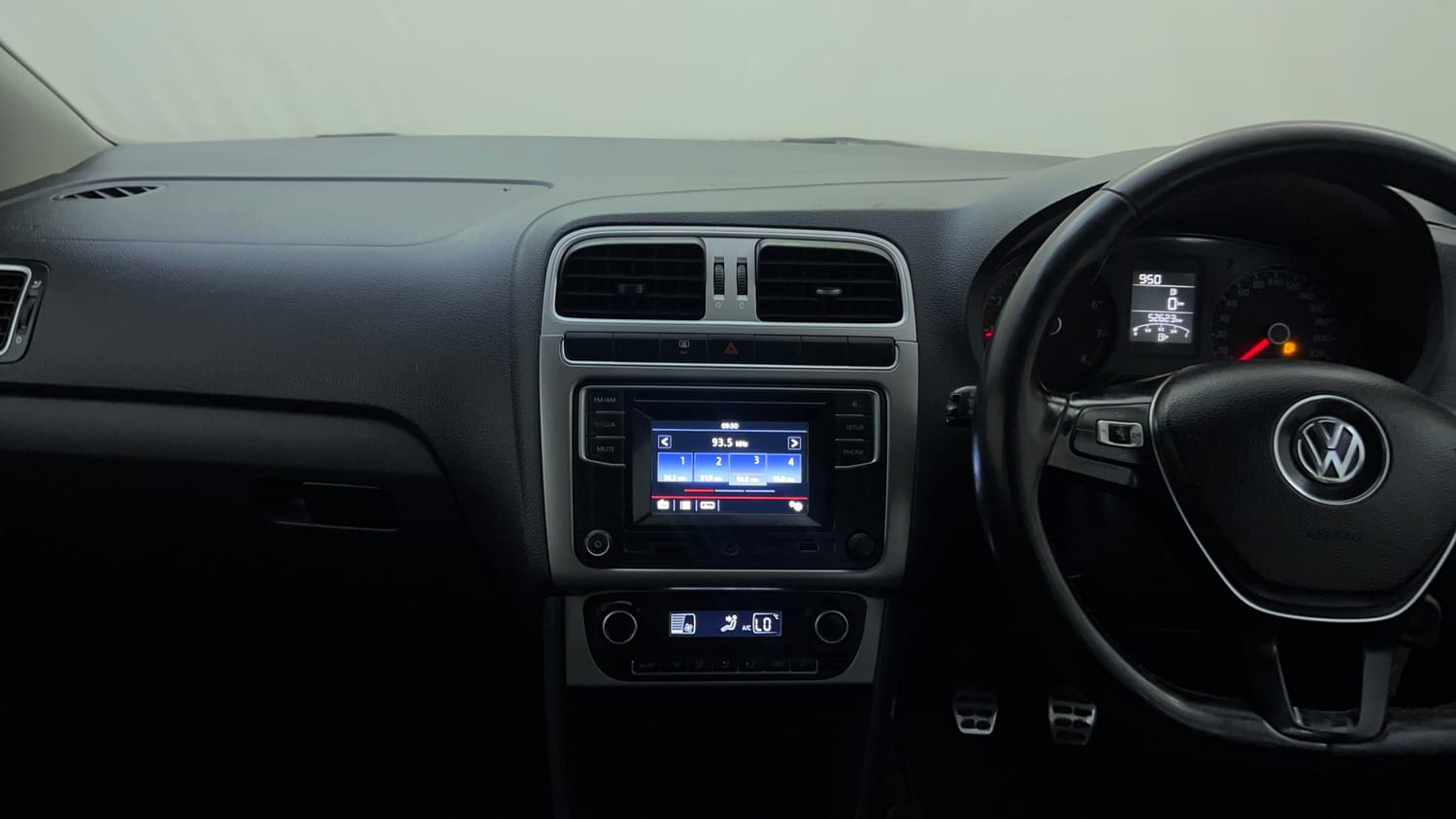 Used 2017 Volkswagen Polo Highline1.2L (P) Petrol Manual interior MUSIC SYSTEM & AC CONTROL VIEW