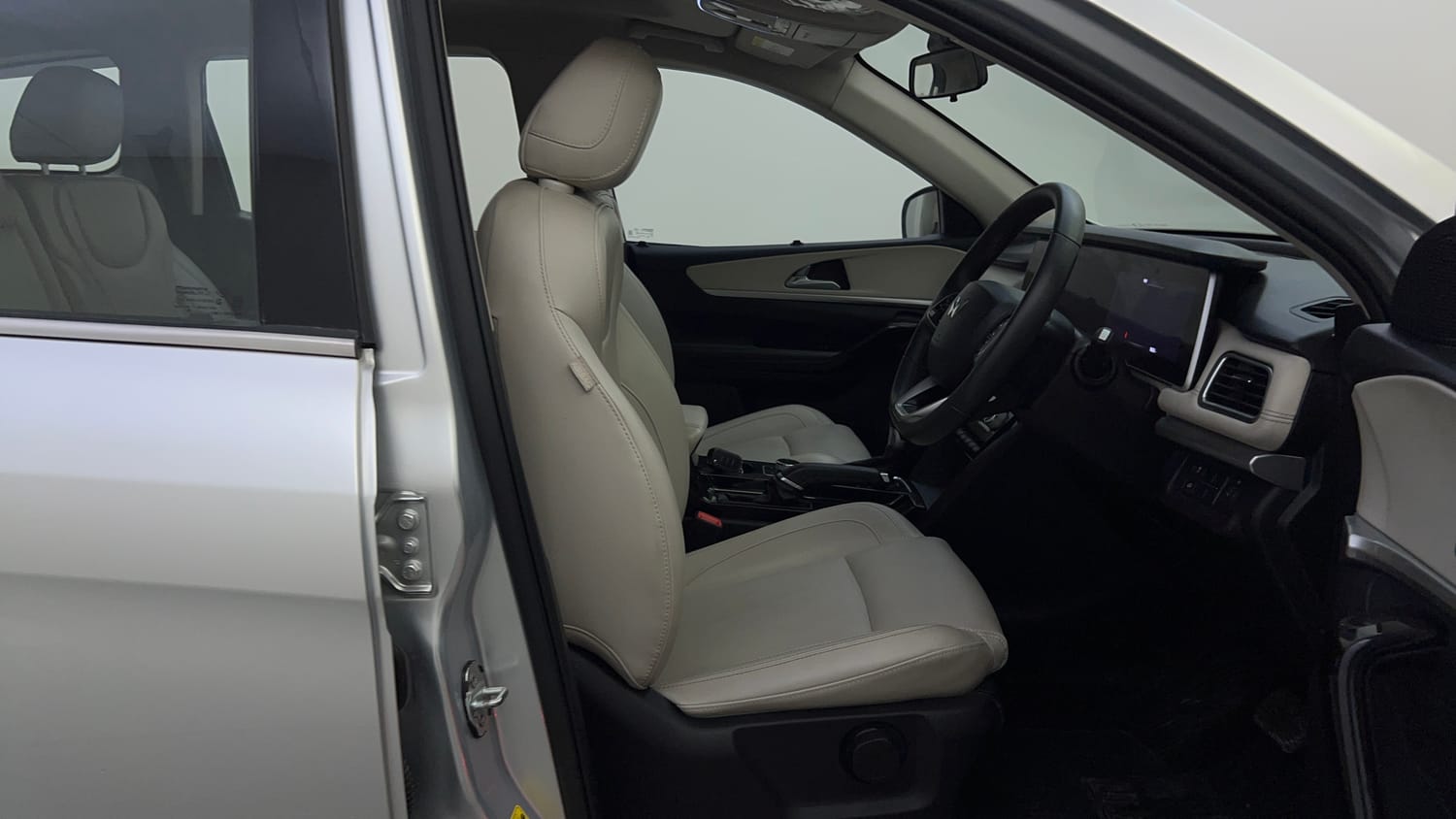 Used 2021 Mahindra XUV700 AX 7 Petrol AT 7 STR Petrol Automatic interior RIGHT SIDE FRONT DOOR CABIN VIEW