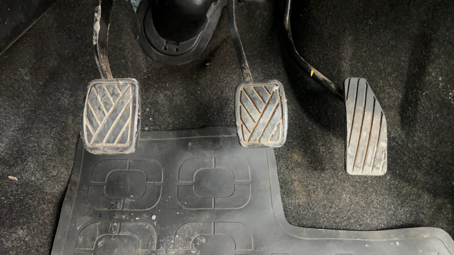 Used 2015 Maruti Suzuki Wagon R VXI Petrol Manual interior PEDALS VIEW