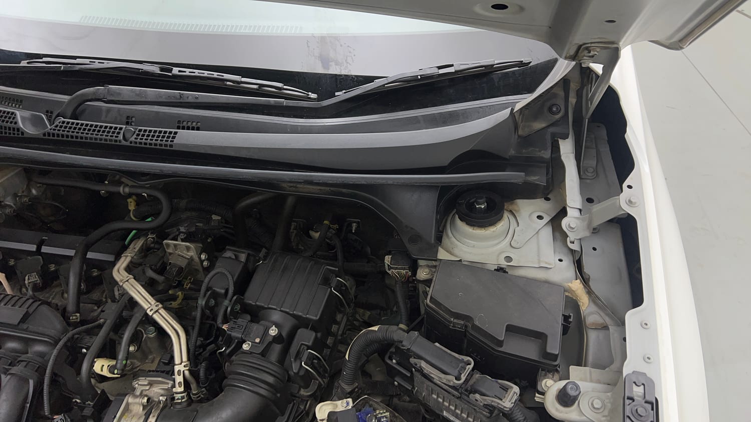 Used 2024 Honda Elevate ZX CVT Petrol Automatic engine ENGINE LEFT SIDE HINGE & APRON VIEW