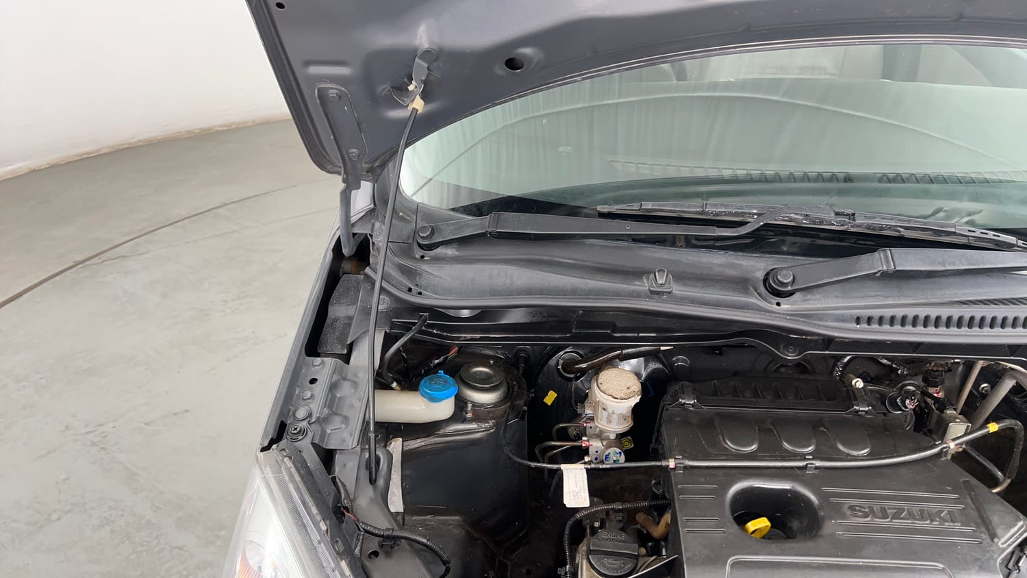 Used 2015 Maruti Suzuki Wagon R VXI Petrol Manual engine ENGINE RIGHT SIDE HINGE & APRON VIEW